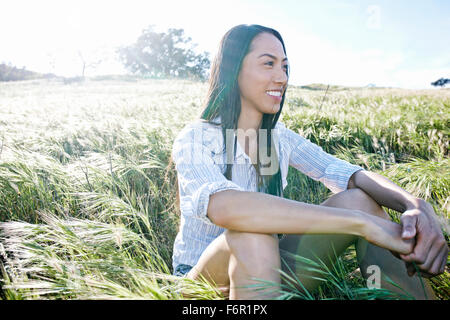 Gemischte Rassen Frau im Feld Stockfoto