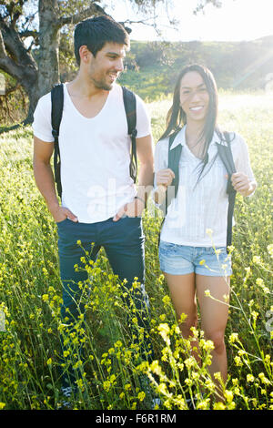 Paar tragen Rucksäcke im Feld Stockfoto