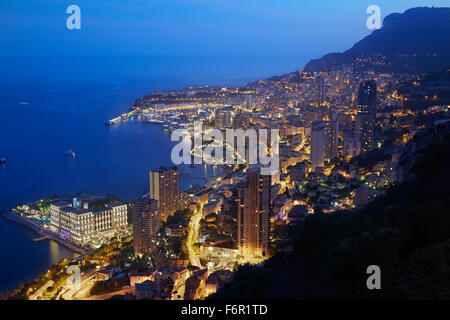 Blick auf die Monte-Carlo, beleuchtete Stadt in den Abend, Monaco, Cote d ' Azur Stockfoto