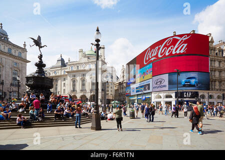 Piccadilly Circus Neon Plakatwände und Eros-Brunnen in den Tag Stockfoto