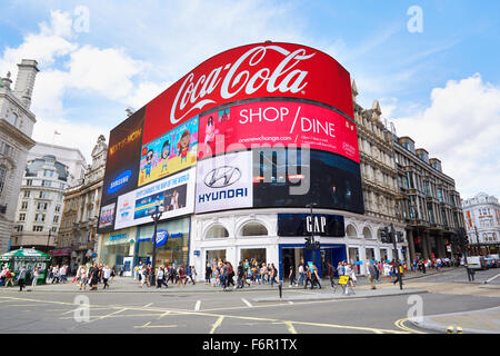 Berühmten Piccadilly Circus Neon Schilder und Passanten am Morgen Stockfoto