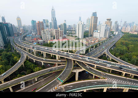 Shanghai, China: 10. Oktober 2015. Erhöhten Blick auf einer Straßenkreuzung in Shanghai. Stockfoto