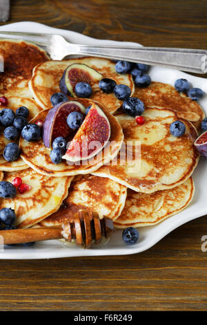 Frühstück Pfannkuchen mit frischen Beeren, Essen Nahaufnahme Stockfoto