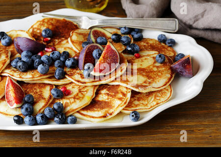 Frühstück Pfannkuchen mit Feigen, Heidelbeeren auf großen Vintage Platte Stockfoto