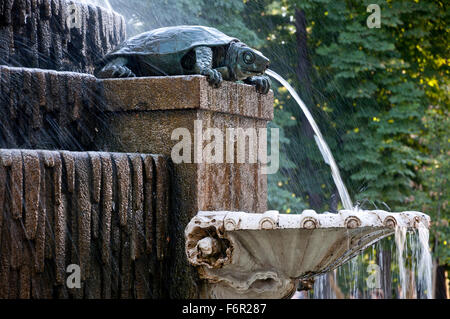 Detail des Brunnens Freshwater Turtle im Parque del Retiro, Madrid, Spanien. Der Brunnen wurde von dem Architekten Francisco Javier de gebaut. Stockfoto