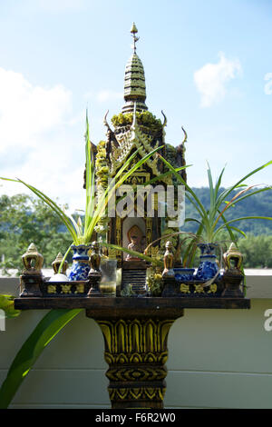 Thai Geisterhaus; San Phra Phum (Thai: ศาลพระภูม) ิ in einem Garten Stockfoto