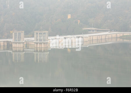 Sau-See im Nebel. Barcelona. Cataluña. Spanien. Europa Stockfoto