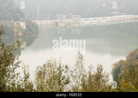 Sau-See im Nebel. Barcelona. Cataluña. Spanien. Europa Stockfoto