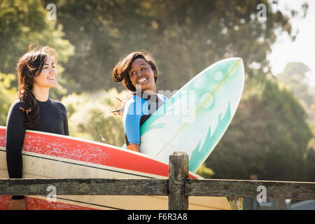 Frauen, die Surfbretter im freien Stockfoto