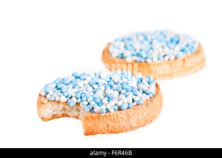 "Beschuit met Muisjes", eine traditionelle Behandlung zur Feier der Geburt eines Kindes in den Niederlanden. Blau für einen jungen. Isoliert auf wh Stockfoto