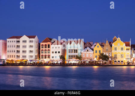 Die bunten Häuser von Willemstad, Curaçao auf den niederländischen Antillen bei Nacht. Stockfoto
