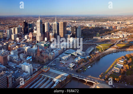 Innenstadt von Melbourne, Australien mit Flinders Street Station im Vordergrund. Bei Sonnenuntergang fotografiert von oben. Stockfoto