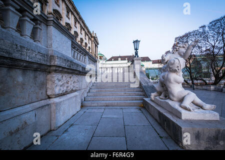 Statuen und Schritte bei der Österreichischen Nationalbibliothek in Wien, Österreich. Stockfoto