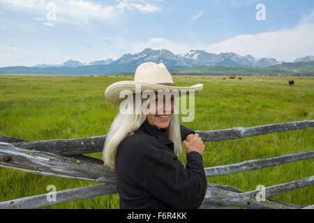 Kaukasische Frau im ländlichen Bereich Stockfoto