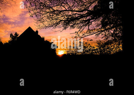 Wenig Ayton, Yorkshire, Großbritannien. 19. November 2015. Das Vereinigte Königreich vom Sturm Barney und mit weiteren extremen Wetterfronten aufgrund erholt sich folgen Sie, den Sonnenaufgang über der winzigen Dorf von kleinen Ayton in North Yorkshire brachte einen vielversprechenden Start in den Tag. Bild: Tom Yeoman / Alamy Live News Stockfoto