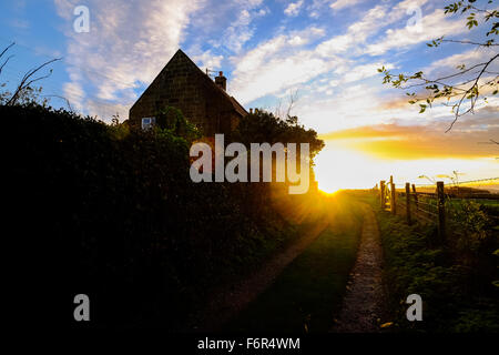 Wenig Ayton, Yorkshire, Großbritannien. 19. November 2015. Das Vereinigte Königreich vom Sturm Barney und mit weiteren extremen Wetterfronten aufgrund erholt sich folgen Sie, den Sonnenaufgang über der winzigen Dorf von kleinen Ayton in North Yorkshire brachte einen vielversprechenden Start in den Tag. Bild: Tom Yeoman / Alamy Live News Stockfoto