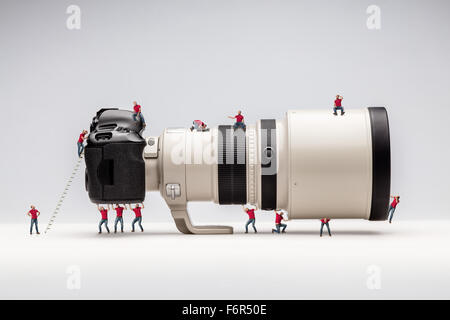 Dniprepetrovsk. Ukraine - 17. Juni 2015: Miniatur-Mensch und Kamera. Makro-Foto Stockfoto