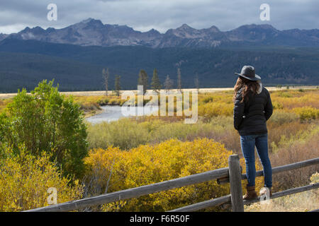 Kaukasische Frau bewundern Sawtooth Range, Stanley, Idaho, Vereinigte Staaten von Amerika Stockfoto