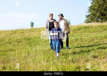 Mehr-Generationen-Familie zu Fuß auf der Wiese Stockfoto