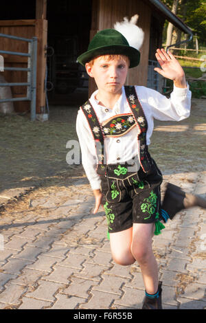 Junge in bayerischer Tracht ausführen und gestikulierte Stockfoto