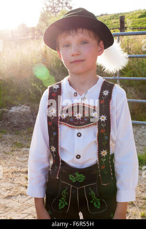 Porträt eines jungen in bayerischer Tracht Stockfoto