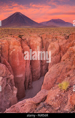 Einer engen Schlucht mit einem Vulkan in der Ferne. Fotografiert am Fuße des Volcan Licancabur in der Atacama-Wüste, nördlichen Ch Stockfoto