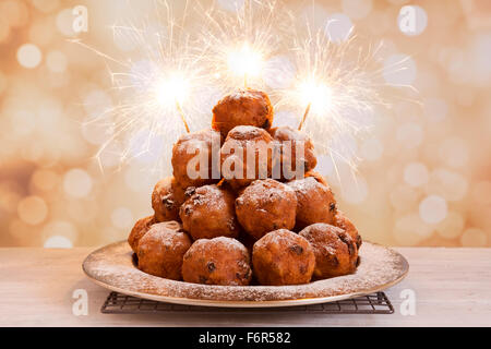 "Oliebollen", traditionelle holländische Blätterteig für Silvester. Stockfoto