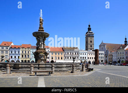 Brunnen auf dem Platz im historischen Zentrum von Ceske Budejovice. Stockfoto