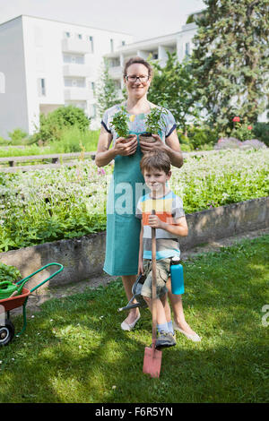 Weibliche Gärtner mit jungen im Gemüsegarten Stockfoto