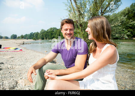 Junges Paar Ruhe am Ufer des Flusses Stockfoto