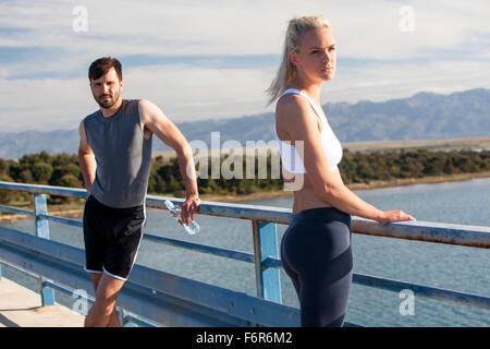 Junges Paar Joggen am Wasser, Adria, Kroatien Stockfoto