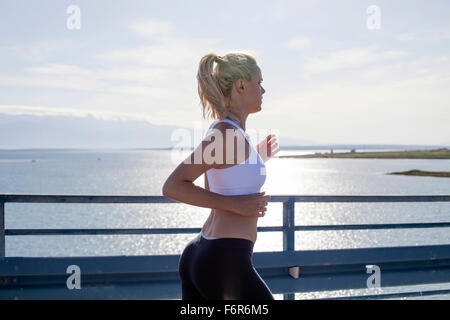 Junge Frau Joggen am Wasser, Adria, Kroatien Stockfoto