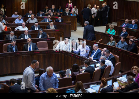 Jerusalem. 18. November 2015. Mitglieder der Knesset (das israelische Parlament) teilnehmen Abstimmung über den staatlichen Haushalt 2015-2016 in der Aula der Knesset in Jerusalem, am 18. November 2015. Das israelische Parlament früh am 19. November genehmigt den Staatshaushalt für 2015 / 2016 nach eine ganze Nacht Marathon-Diskussion. © JINI/Xinhua/Alamy Live-Nachrichten Stockfoto