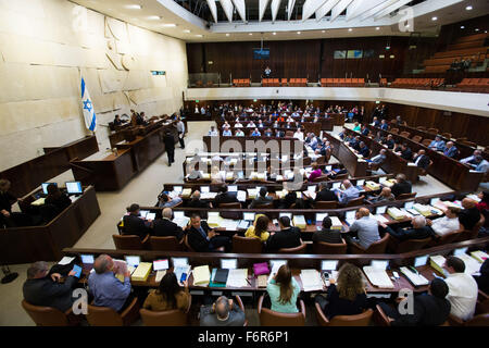 Jerusalem. 18. November 2015. Mitglieder der Knesset (das israelische Parlament) teilnehmen Abstimmung über den staatlichen Haushalt 2015-2016 in der Aula der Knesset in Jerusalem, am 18. November 2015. Das israelische Parlament früh am 19. November genehmigt den Staatshaushalt für 2015 / 2016 nach eine ganze Nacht Marathon-Diskussion. © JINI/Xinhua/Alamy Live-Nachrichten Stockfoto