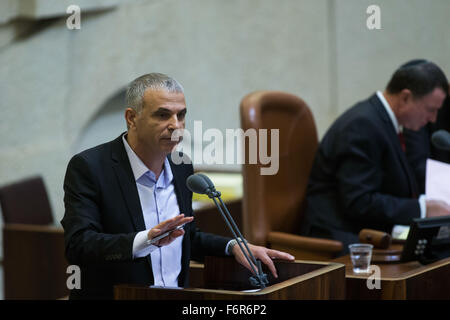 Jerusalem. 18. November 2015. Israelische Finance Minister Moshe Kachlon (L) befasst sich mit Abstimmung über den staatlichen Haushalt 2015-2016 in der Aula der Knesset in Jerusalem, am 18. November 2015. Das israelische Parlament früh am 19. November genehmigt den Staatshaushalt für 2015 / 2016 nach eine ganze Nacht Marathon-Diskussion. © JINI/Xinhua/Alamy Live-Nachrichten Stockfoto