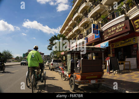 Phnom Penh, Kambodscha: Besichtigung von Tuk Tuk und Cyclo (Rikscha) am Sisowath Quay. Stockfoto