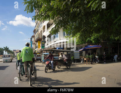 Phnom Penh, Kambodscha: Besichtigung von Tuk Tuk und Cyclo (Rikscha) am Sisowath Quay. Stockfoto