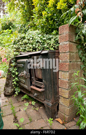Der überwuchert rostige Gusseisen Teil teilweise Sand zusammen mit Sand