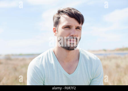 Junger Mann Tag träumen am Strand Stockfoto