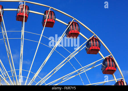 Ein Riesenrad, umrahmt von einem strahlend blauen Himmel in Fremantle, Western Australia Stockfoto