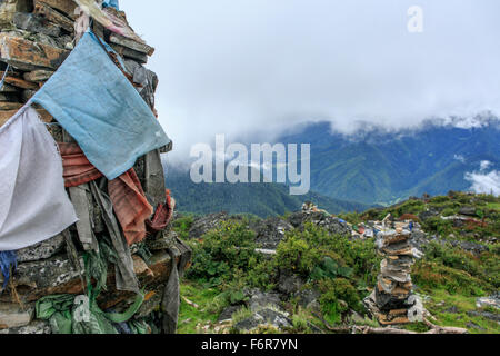 Gebetsfahnen schmücken ein Chorten am Chelela Pass, Bhutan Stockfoto