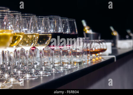 Rote und weiße Weingläser für eine Weinprobe Stockfoto