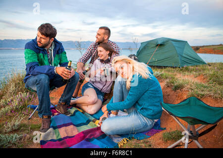 Gruppe von Freunden am Campingplatz feiern Stockfoto