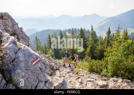 Gruppe von Freunden wandern in Berglandschaft Stockfoto