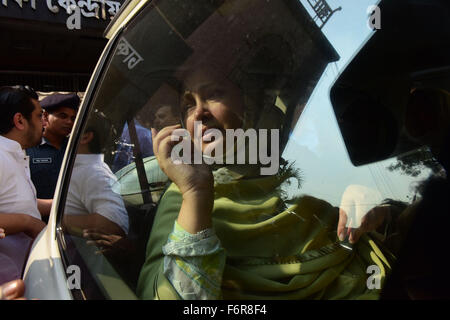 Dhaka, Bangladesch. 19. November 2015. Ehefrau von Todestrakt Sträfling Salauddin Quader Chowdhury Dhaka zentrale Gefängnis mit ihm in Dhaka.Around neun Mitglieder des Salauddins Familie, darunter seine Frau und zwei ihrer Söhne treffen besucht haben eingegeben das Gefängnis um 12:30 und verließ das Gefängnis um 13:30 Thursday.Salauddin Rechtsanwalt Hujjatul Islam Khan Alfesani sagte: "vier Fahrzeuge, die die 14 Mitglieder des Salauddins Familie kam in das Gefängnis um 12:25.'' . © ZUMA Press, Inc./Alamy Live News Stockfoto