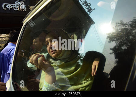 Dhaka, Bangladesch. 19. November 2015. Ehefrau von Todestrakt Sträfling Salauddin Quader Chowdhury Dhaka zentrale Gefängnis mit ihm in Dhaka.Around neun Mitglieder des Salauddins Familie, darunter seine Frau und zwei ihrer Söhne treffen besucht haben eingegeben das Gefängnis um 12:30 und verließ das Gefängnis um 13:30 Thursday.Salauddin Rechtsanwalt Hujjatul Islam Khan Alfesani sagte: "vier Fahrzeuge, die die 14 Mitglieder des Salauddins Familie kam in das Gefängnis um 12:25.'' . © ZUMA Press, Inc./Alamy Live News Stockfoto