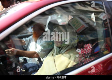 Dhaka, Bangladesch. 19. November 2015. Mutter von Todestrakt Sträfling Salauddin Quader Chowdhury besucht die Dhaka zentrale Gefängnis zu treffen mit ihm in Dhaka.Around neun Mitglieder des Salauddins Familie, darunter seine Frau und zwei ihrer Söhne, eingegeben haben das Gefängnis um 12:30 und verließ das Gefängnis um 13:30 Thursday.Salauddin Rechtsanwalt Hujjatul Islam Khan Alfesani sagte: "vier Fahrzeuge, die die 14 Mitglieder des Salauddins Familie kam in das Gefängnis um 12:25.'' . © ZUMA Press, Inc./Alamy Live News Stockfoto