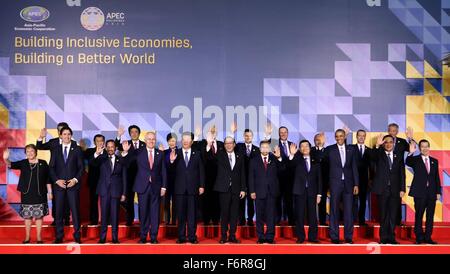 Manila, Philippinen. 18. November 2015. US-Präsident Barack Obama steht neben asiatischen Führer während das Familienfoto auf dem Gipfel von APEC Führer Eröffnungssitzung vom Philippine International Convention Center 19. November 2015 in Manila, Philippinen. Stockfoto