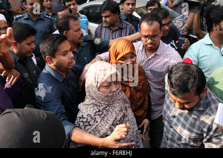 Dhaka, Bangladesch. 19. November 2015. Familienangehörige von Todestrakt Sträfling und Jamaat-e-Islami Führer Ali Ahsan Mohammad Mojaheed bei der Dhaka zentrale Gefängnis zu treffen mit ihm Dhaka.Twelve Mitglied der Familie angekommen betrat das Gefängnis um 13:45 und links um 14:45 Thursday.After Erfüllung seines Vaters, Mabrur sagte: "er sah seinen Vater geistig stark und normalen.'' . Mein Vater stark sagte: "Ich bin unschuldig, ich bin unschuldig, ich bin unschuldig ''. © ZUMA Press, Inc./Alamy Live News Stockfoto