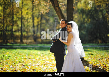 Glorreiche Brautpaar bei Herbstsonne Stockfoto